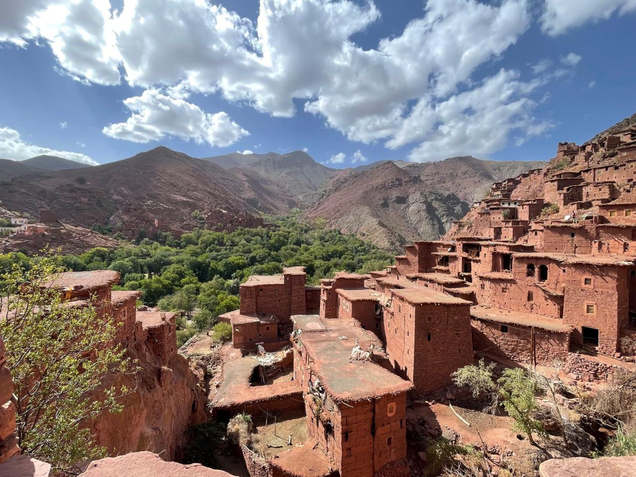 Megdaz — village amazigh en pisé rouge dans la vallée de la Tessaout, Haut Atlas